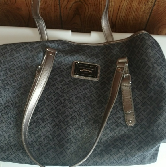 Tommy Hilfiger Handbags - Tommy Hilfiger purse